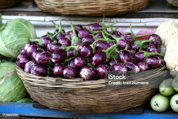 Aubergine In Einem Korb Stockfoto und mehr Bilder von Aubergine - Aubergine, Bauernmarkt, Fotografie