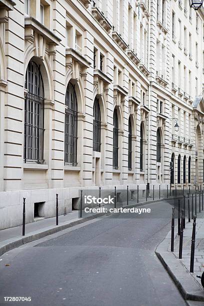 Rua De Paris Canto Curvarse Na Distância - Fotografias de stock e mais imagens de Paris - França - Paris - França, Rua, Pegão