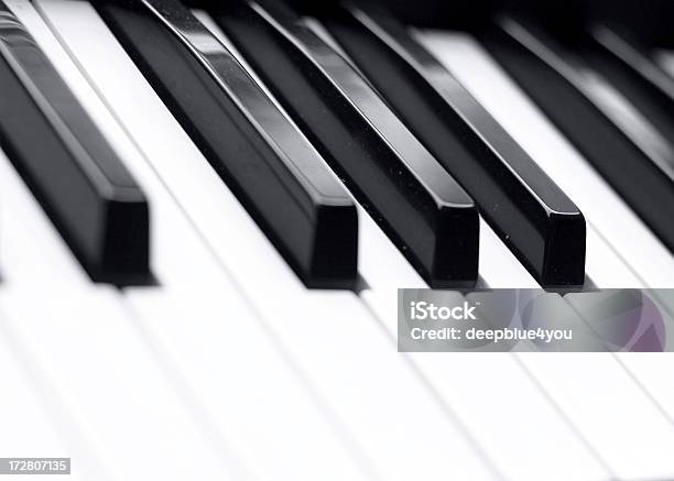 Foto de Teclas De Piano Elétrico Teclado e mais fotos de stock de Tecla de Piano - Tecla de Piano, Abstrato, Alto contraste