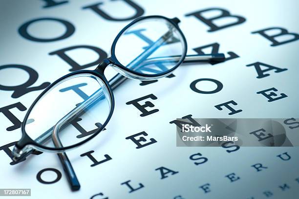 Brillen Auf Chart Stockfoto und mehr Bilder von Astigmatismus - Astigmatismus, Augenheilkunde, Augenoptiker