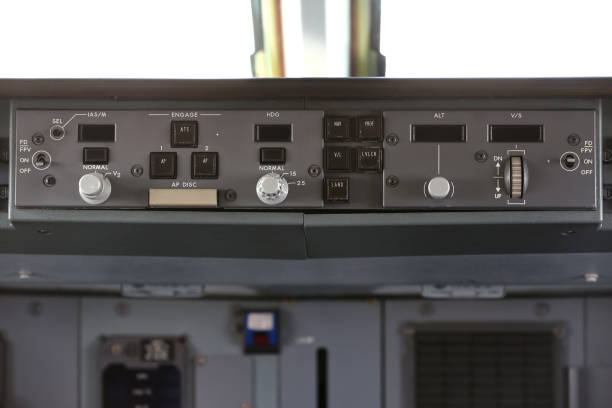 elemento di controllo dell'autopilota di un aereo di linea - cockpit airplane autopilot dashboard foto e immagini stock