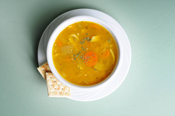 sopa de macarrão com frango - soup chicken soup chicken noodle soup food - fotografias e filmes do acervo