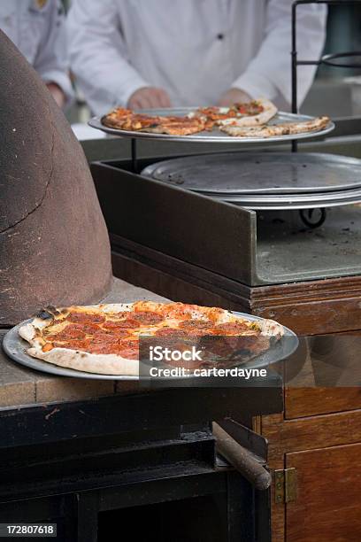 Foto de Pizza De Pepperoni Frescos E Assadas Em Forno De Pedra e mais fotos de stock de Assado no Forno