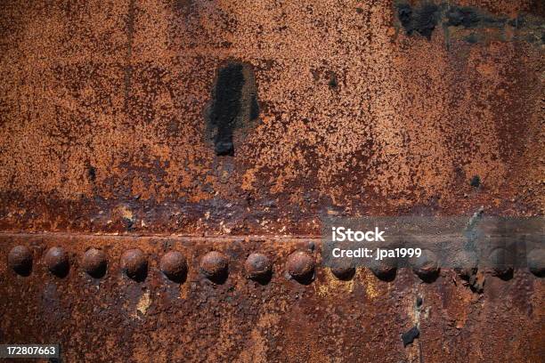 Arrugginita In Metallo E Rivetti - Fotografie stock e altre immagini di Piatto - Stoviglie - Piatto - Stoviglie, Rivetto - Attrezzi da lavoro, Acciaio