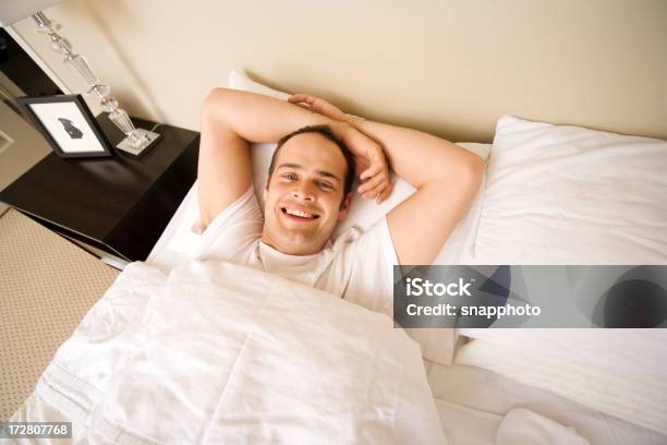 Hombre En La Cama Foto de stock y más banco de imágenes de Acogedor - Acogedor, Acostado, Adulto