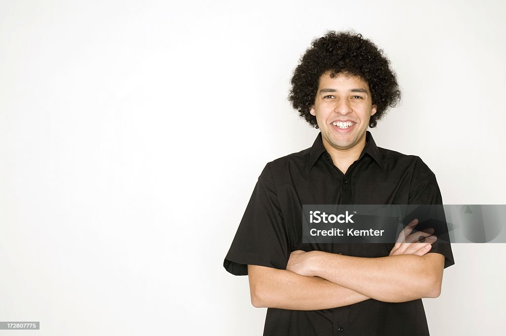 Junger Mann lächelnd mit seine Arme gekreuzt vor der Kamera. - Lizenzfrei Arme verschränkt Stock-Foto