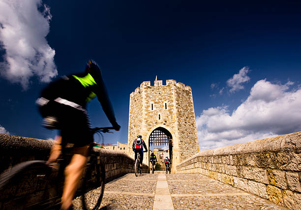 du vélo au pont. - garrotxa photos et images de collection