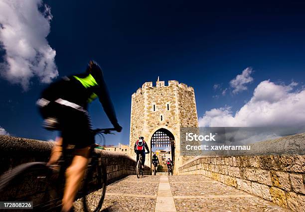 Jazda Na Rowerze Przez Most - zdjęcia stockowe i więcej obrazów Prowincja Girona - Prowincja Girona, Besalú, Jeździć na rowerze