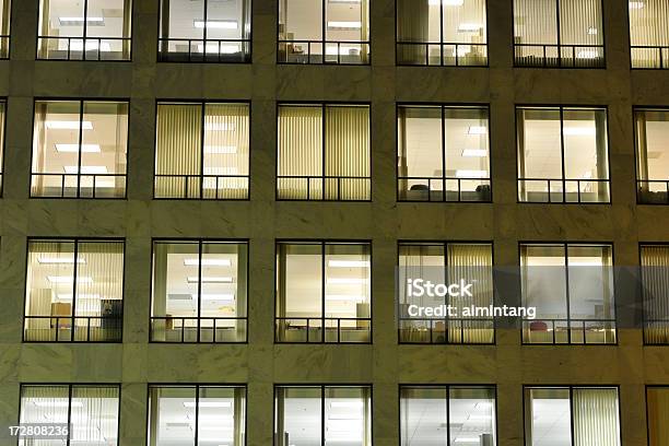 Foto de Escritórios Na Noite e mais fotos de stock de Arquitetura - Arquitetura, Cidade, Cômodo de casa