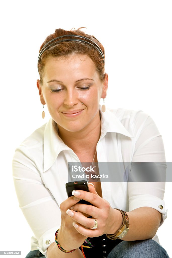 Atrakcyjna kobieta z telefon na białym tle - Zbiór zdjęć royalty-free (20-24 lata)