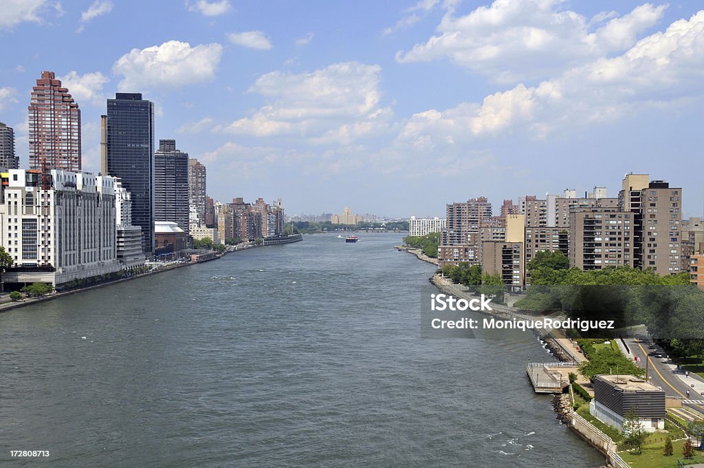 Rzeka East River na Tramwaj - Zbiór zdjęć royalty-free (Budynek z zewnątrz)