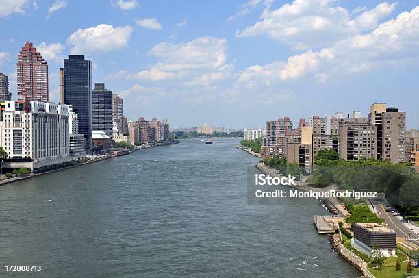 Rzeka East River Na Tramwaj - zdjęcia stockowe i więcej obrazów Budynek z zewnątrz - Budynek z zewnątrz, Centrum Manhattanu, Chmura
