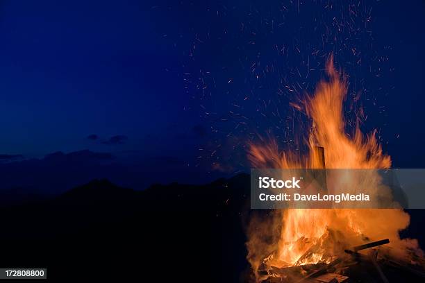 Przesilenie Fire - zdjęcia stockowe i więcej obrazów Przesilenie letnie - Przesilenie letnie, Ogień, Alpy