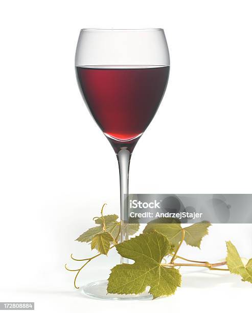 Vinho Tinto Com Uva Folhas - Fotografias de stock e mais imagens de Bebida Alcoólica - Bebida Alcoólica, Comida e Bebida, Copo