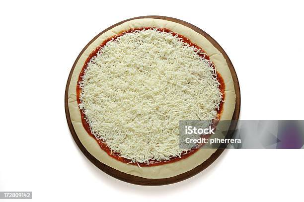 Пицца Подготовки Тесто Соус И Сыр — стоковые фотографии и другие картинки Пицца маргарита - Пицца маргарита, Сырой, Верхний ракурс