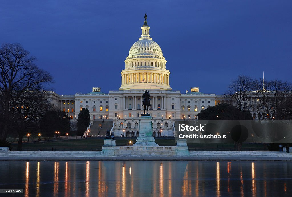 USA. Capitol w nocy z odbicia w lodzie - Zbiór zdjęć royalty-free (Zima)