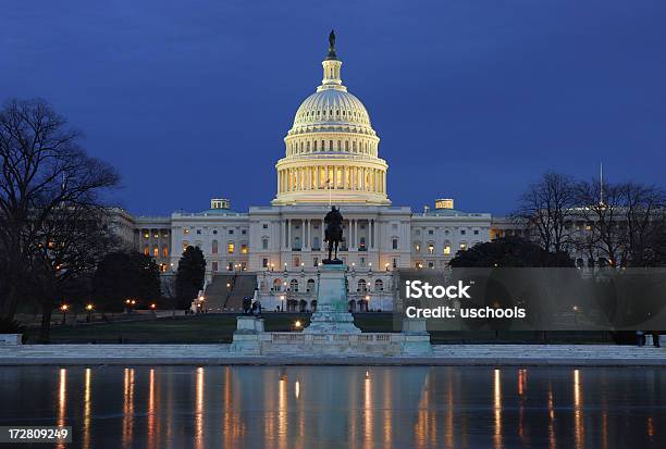 Foto de Eua Capitol À Noite Com Reflexo No Gelo e mais fotos de stock de Inverno - Inverno, Washington DC, Capitólio - Capitol Hill