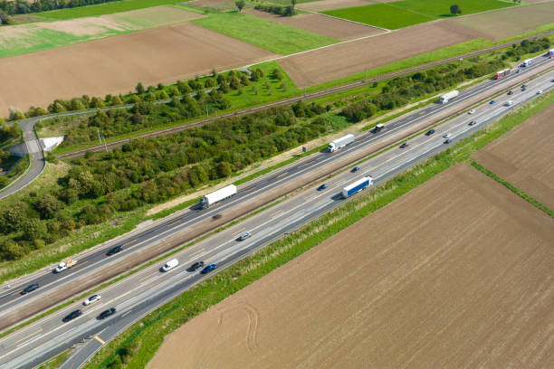 mehrere-spurigen autobahn - luftbild - driving industry land vehicle multiple lane highway stock-fotos und bilder