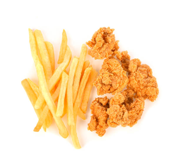 papas fritas y pollo frito con palomitas de maíz aislado en blanco - french fries fast food french fries raw raw potato fotografías e imágenes de stock