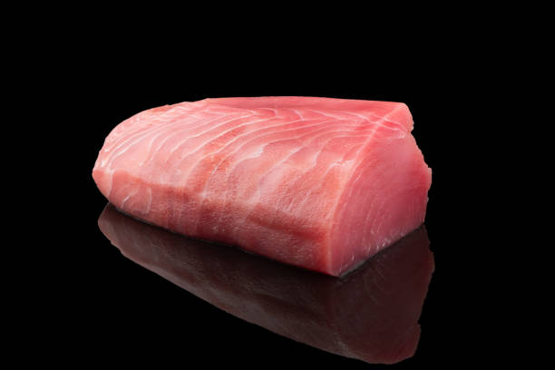 노란 지느러미 참치 스테이크는 검은 배경에 분리되어 있다. 신선한 희귀 참치 스테이크가 분리되었습니다. 생 황 다랑어 필레 질감. 배경 신선한 생선 고기입니다. 참치 고기 조각의 평면도. - tuna prepared ahi food tuna steak 뉴스 사진 이미지