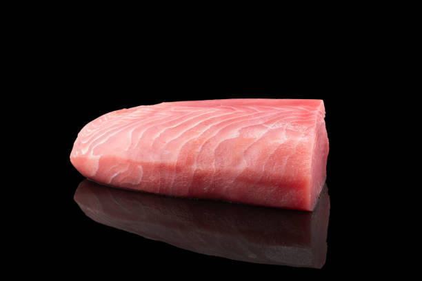 stek z tuńczyka żółtopłetwego izolowany na czarnym tle. świeży, rzadki stek z tuńczyka izolowany. surowa tekstura fileta z tuńczyka żółtopłetwego. tło świeże mięso rybne. widok z góry na plastry mięsa tuńczyka. - tuna steak tuna prepared ahi meat zdjęcia i obrazy z banku zdjęć