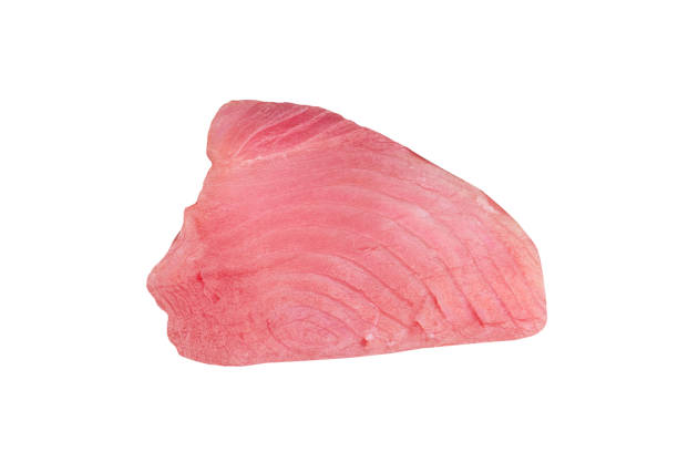stek z tuńczyka żółtopłetwego na białym tle. świeży, rzadki stek z tuńczyka izolowany. surowa tekstura fileta z tuńczyka żółtopłetwego. tło świeże mięso rybne. widok z góry na plastry mięsa tuńczyka. - tuna steak tuna prepared ahi meat zdjęcia i obrazy z banku zdjęć