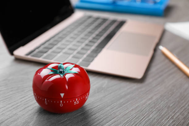 zegar kuchenny w kształcie pomidora i laptopa na drewnianym stole, miejsce na tekst - timer cooking domestic kitchen time zdjęcia i obrazy z banku zdjęć