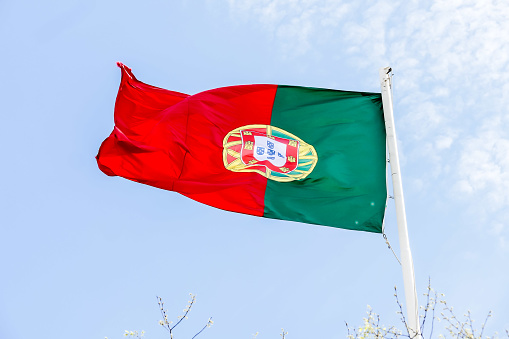 bandera de pavo ondeando en el viento frente al fondo blanco, hermosa foto imagen digital, hermosa foto foto digital, en Lisboa capital de Portugal photo
