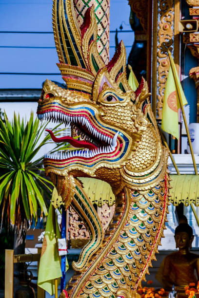 dragón en el techo del templo, imagen fotográfica digital como fondo - laos luang phabang thailand religion fotografías e imágenes de stock
