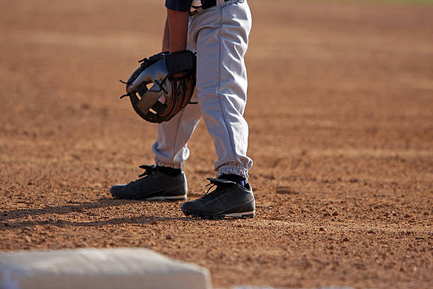 astratto giocatore di baseball - baseline foto e immagini stock