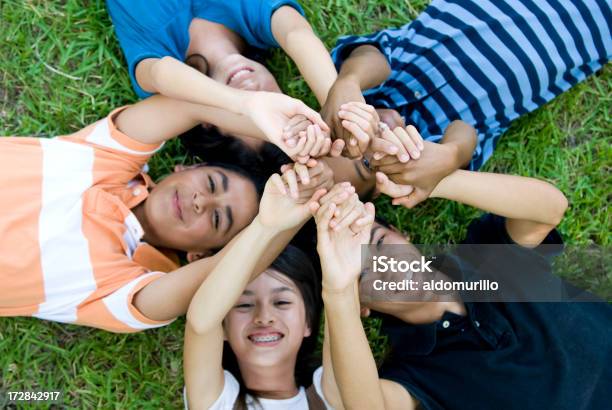 Asociación Foto de stock y más banco de imágenes de Abrazo de grupo - Abrazo de grupo, Adolescencia, Adolescente