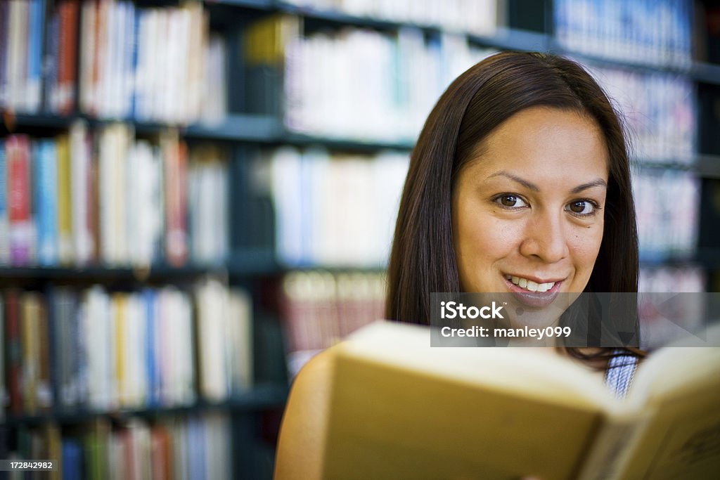 Linda chica de lectura en la biblioteca - Foto de stock de Adolescente libre de derechos