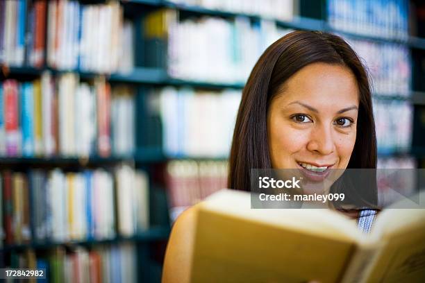 Linda Chica De Lectura En La Biblioteca Foto de stock y más banco de imágenes de Adolescente - Adolescente, Adulto, Agarrar