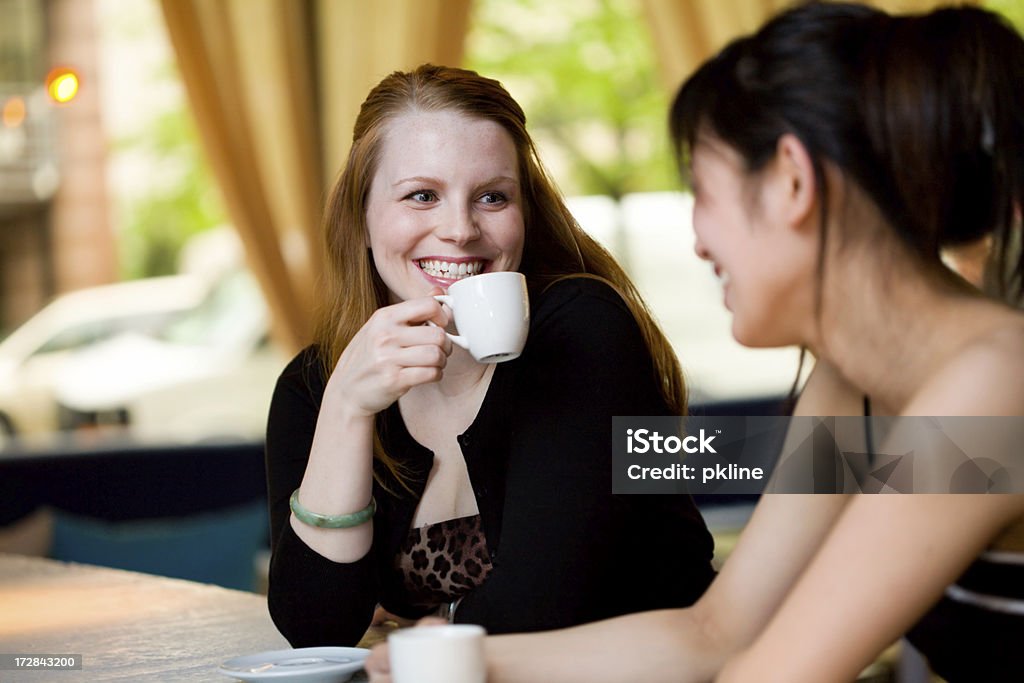 Freunde haben Kaffee und Lachen - Lizenzfrei Asiatischer und Indischer Abstammung Stock-Foto