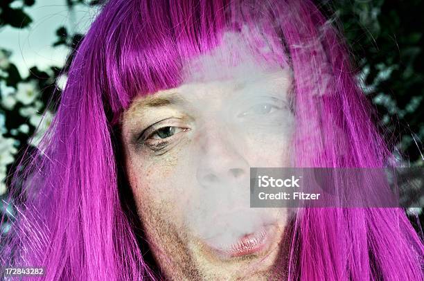 Ziehe Mit Queensizebett Raucher Stockfoto und mehr Bilder von Europäischer Abstammung - Europäischer Abstammung, Farbiger Hintergrund, Männer
