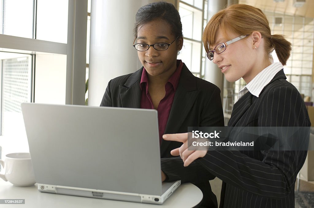 Junge Geschäftsfrauen - Lizenzfrei Afrikanischer Abstammung Stock-Foto