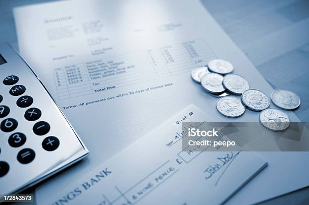 Serie De Factura Foto de stock y más banco de imágenes de Cheque - Cheque, Divisa británica - Moneda europea, Moneda