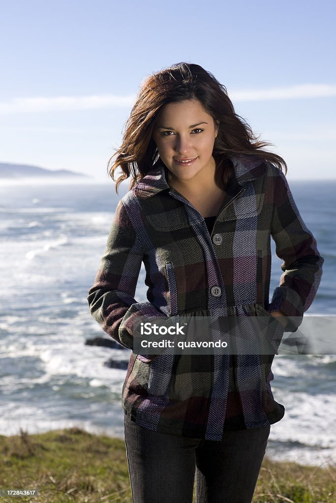 Beau Portrait de jeune femme latine sur falaises de la côte, avec l'océan en arrière-plan - Photo de A la mode libre de droits