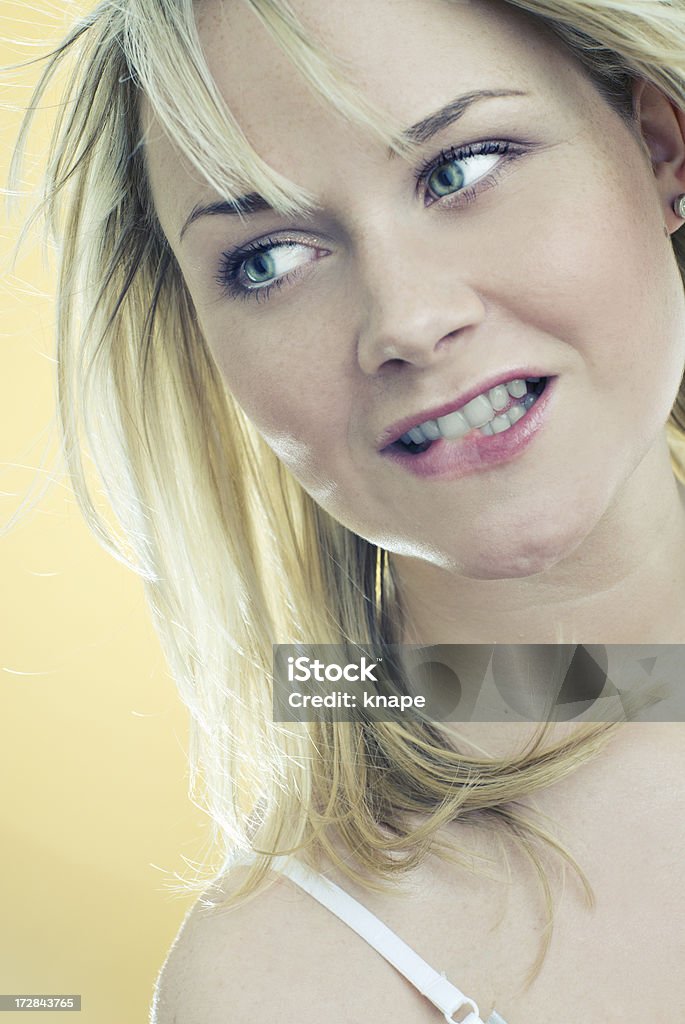 젊은 여자 물어뜯기 자신의 lip - 로열티 프리 감정 스톡 사진