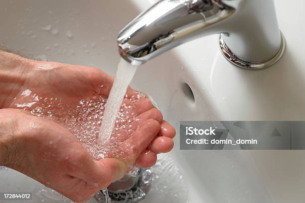 Closeup Do Homem Verter A Água Em Mãos No Interior De Casa De Banho - Fotografias de stock e mais imagens de Banca