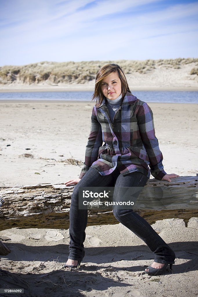 Bella adolescente ragazza Ritratto sulla spiaggia Log, giornata di sole, Copyspace - Foto stock royalty-free di Moda