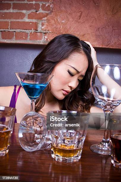 Foto de Muito Para Bebida e mais fotos de stock de Adulto - Adulto, Bar, Beber