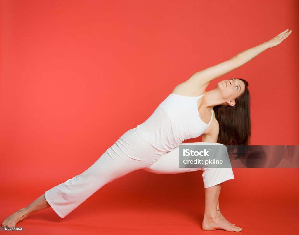 Donna in posa Yoga di triangolo - Foto stock royalty-free di Abbigliamento