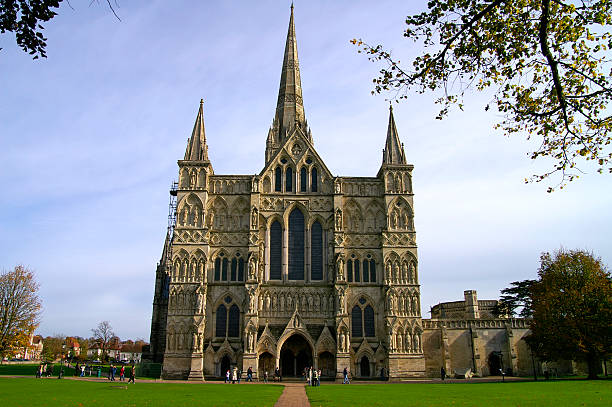 catedral de salisbury - english culture medieval church built structure imagens e fotografias de stock