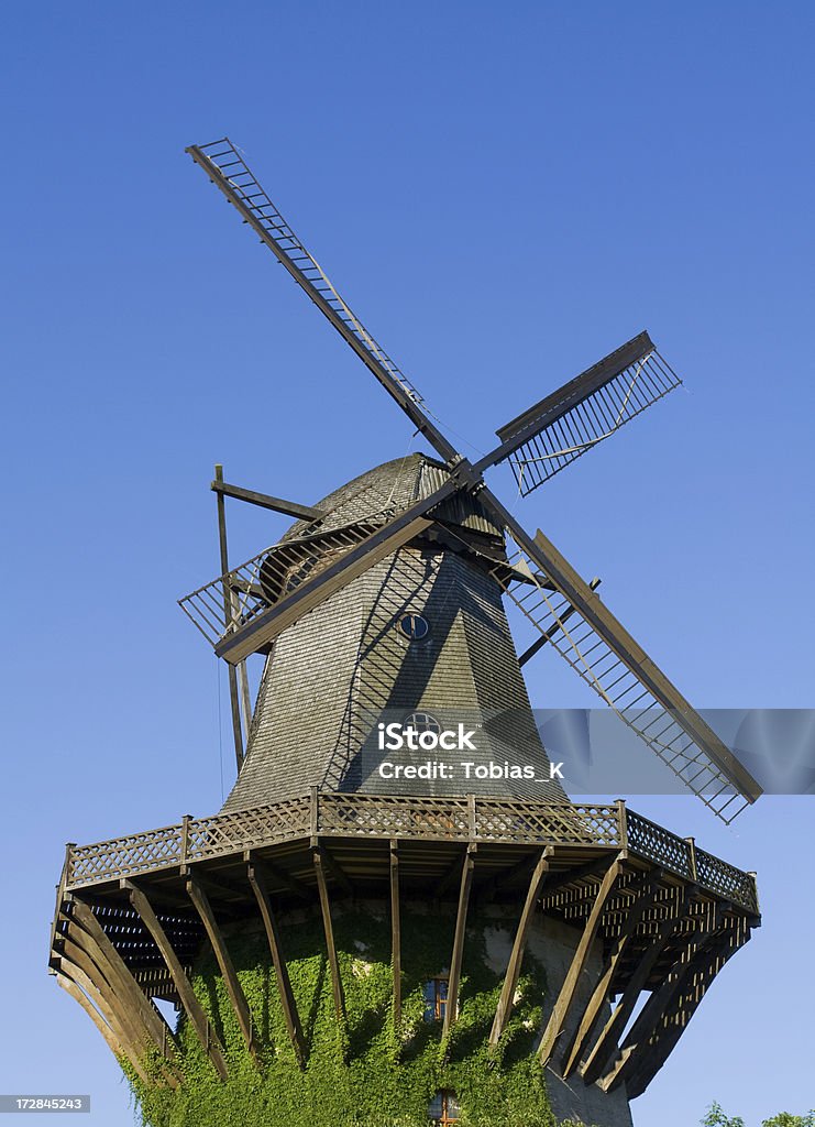 Storico mulino a vento - Foto stock royalty-free di Agricoltura