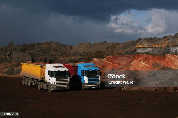 Camiones Foto de stock y más banco de imágenes de Agarrar - Agarrar, Aire libre, Ajardinado