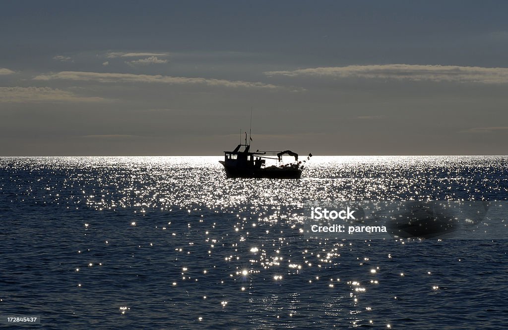 Fishing Лодка на рассвете. - Стоковые фото Без людей роялти-фри