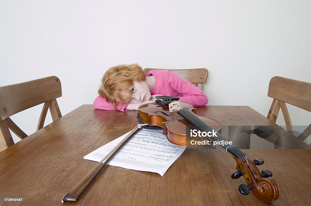 Не желает учиться на скрипке - Стоковые фото Недовольный роялти-фри
