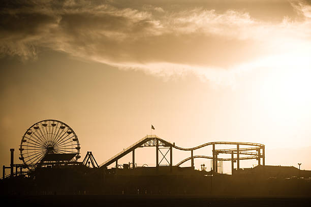 santa monica pier bei sonnenuntergang - entsättigt stock-fotos und bilder