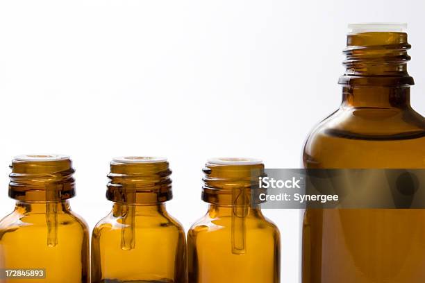 Photo libre de droit de Quatre Bouteilles De Verre banque d'images et plus d'images libres de droit de Aromathérapie - Aromathérapie, Beauté, Bien-être